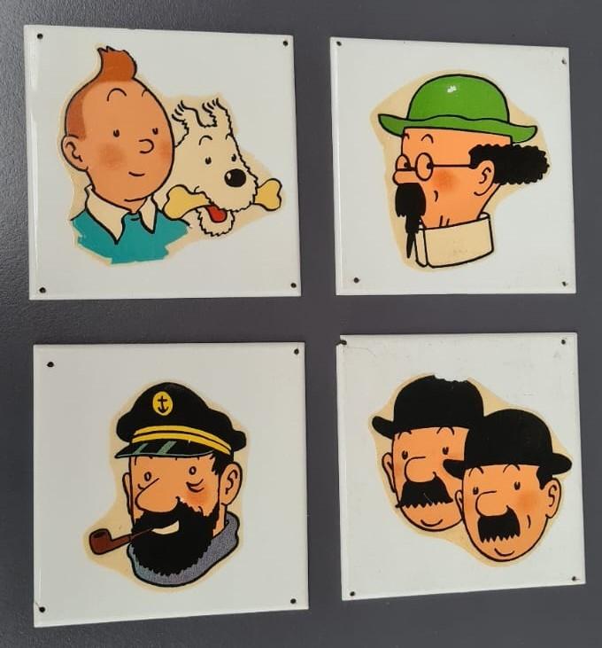 Kuifje, Tintin, vier kunststof tegeltjes, Persenaire, 50's, Ophalen of Verzenden, Kuifje, Gebruikt, Beeldje of Figuurtje