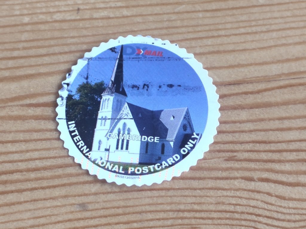 zegel met tekst international postcard, Ophalen of Verzenden, Gestempeld