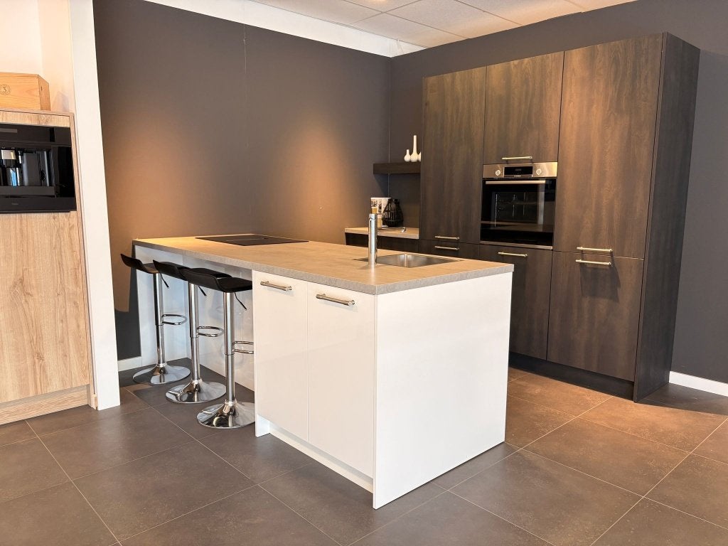 EXCLUSIEVE MODERNE HOOGGLANS EILANDKEUKEN, BOSCH apparaten., Huis en Inrichting, Ophalen, Wit, Nieuw, Hout