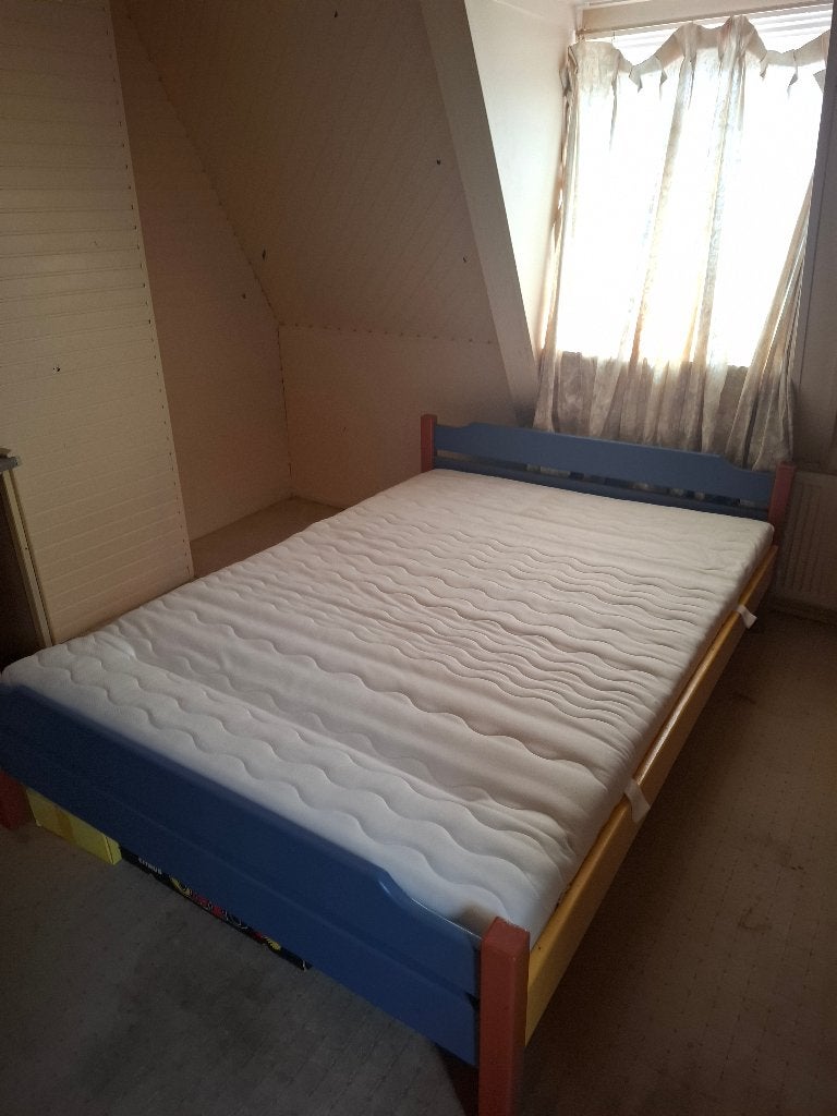 Kleurrijk houten bed met lattenbodem en nieuw matras, Ophalen, Overige kleuren, Zo goed als nieuw, Twijfelaar