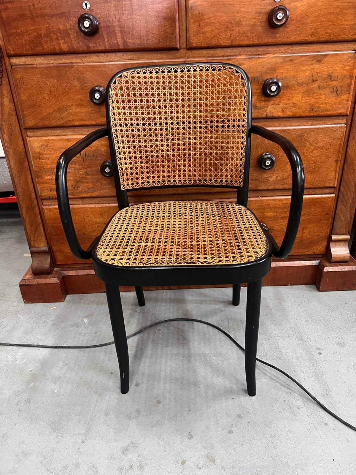Vintage Thonet Stijl Armstoel Model 811 Zwart Webbing Rattan, Ophalen