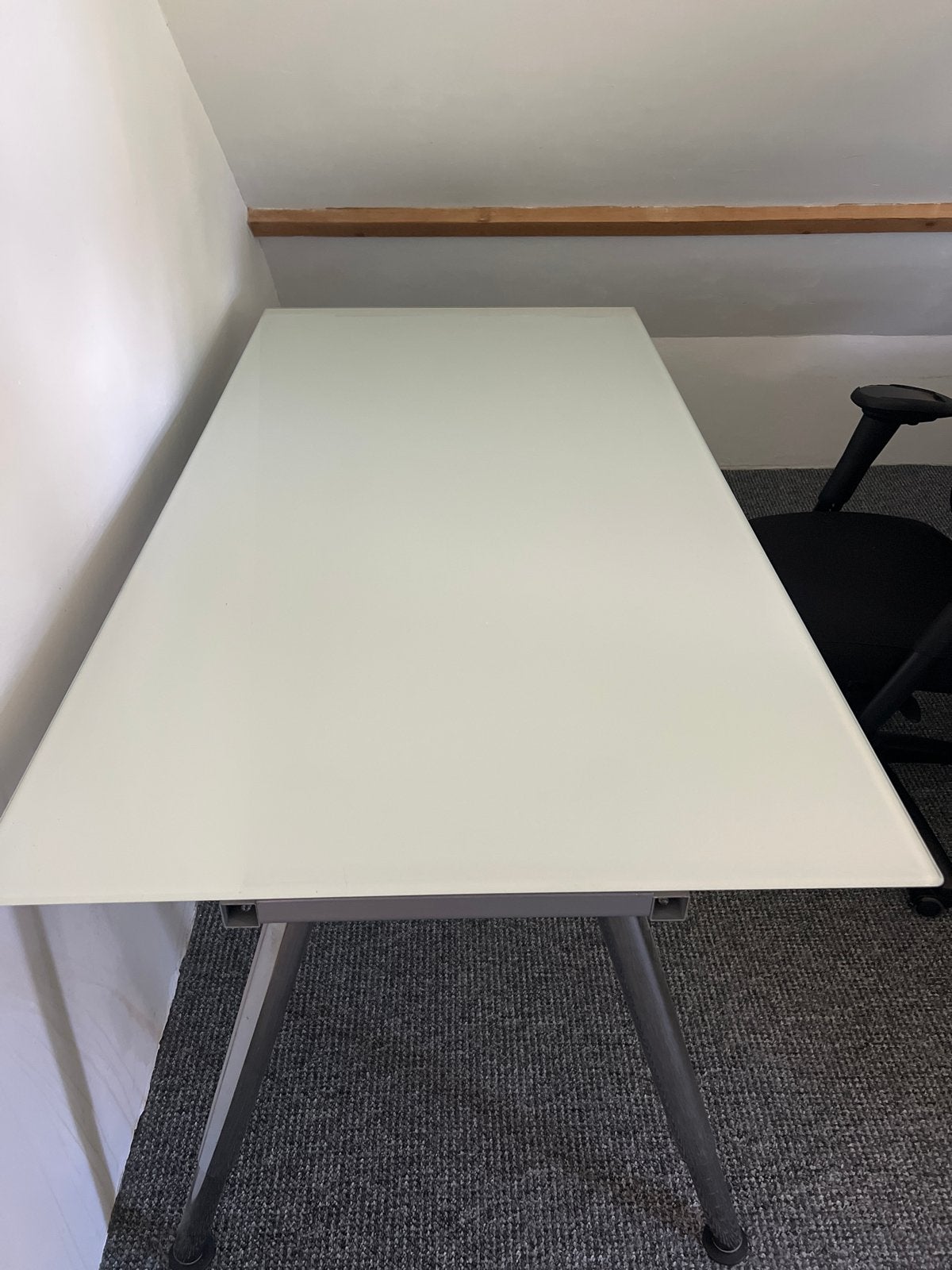 Modern bureau met glasplaat en metalen onderstel, Huis en Inrichting, Ophalen, 160 cm, In hoogte verstelbaar, Metaal