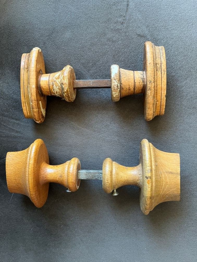 2 verschillende stellen houten deurkrukken met pen / retro, Ophalen of Verzenden, Gebruikt