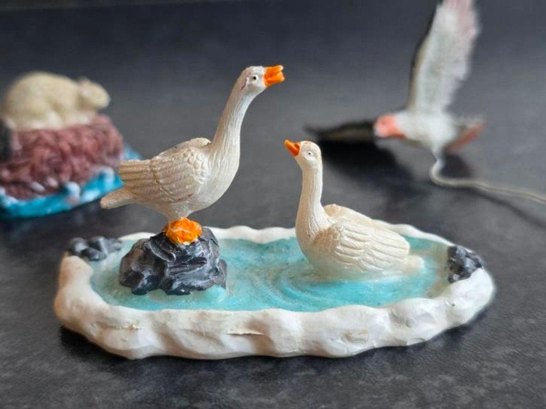 Lemax dieren 3st zwanen bever roofvogel kerstdorp modelbouw, Ophalen of Verzenden, Zo goed als nieuw