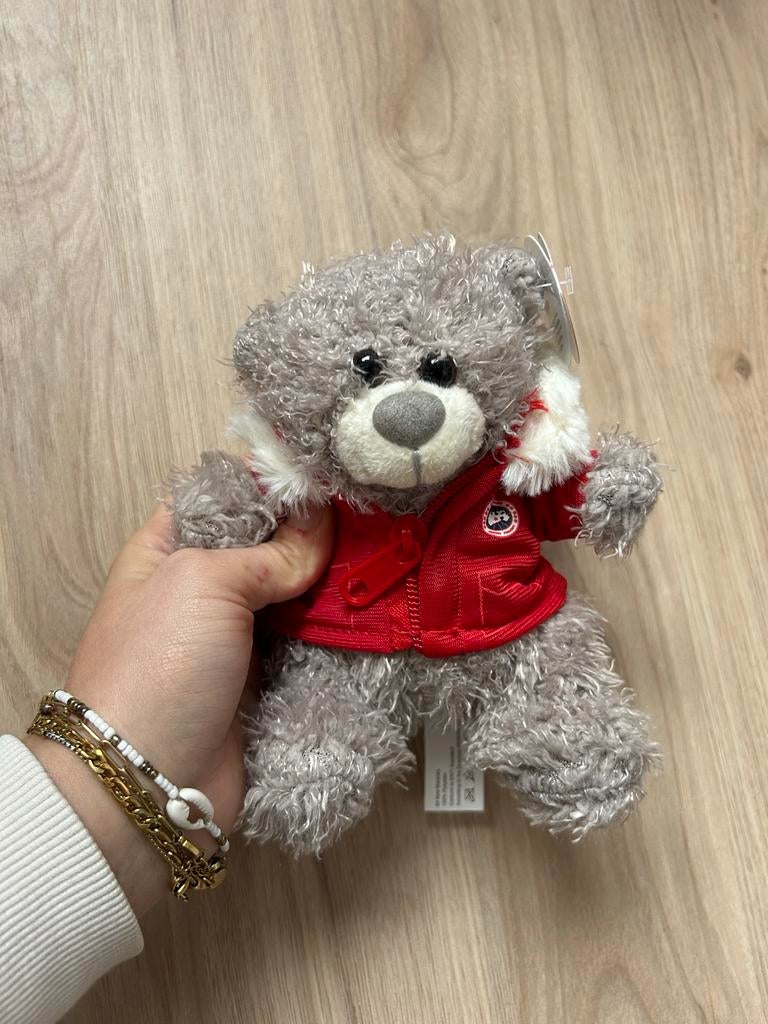 Nieuw Moncler beertje met rode jas - knuffel, Overige merken, Beer, Grijs, Nieuw
