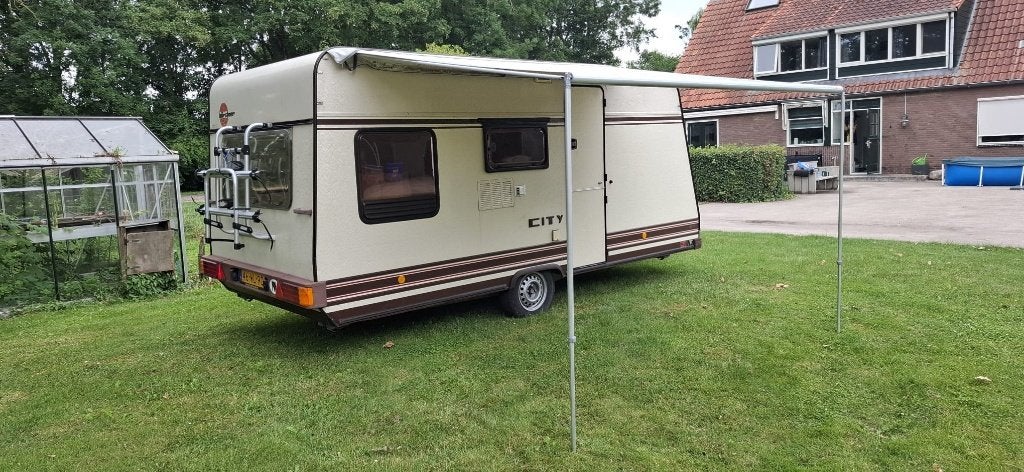 Caravan  BÜRSTNER, Caravans en Kamperen, Caravans, Particulier, tot en met 4, 500 - 750 kg, Standaardzit, Bürstner, 2 aparte bedden