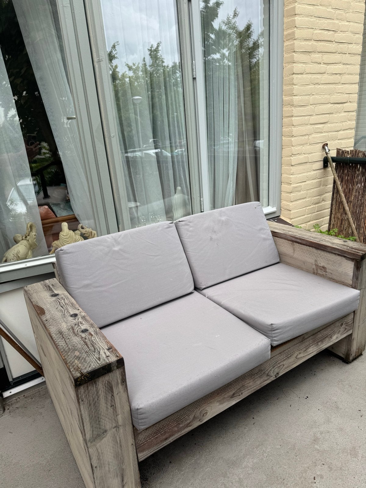 GRATIS steiger houten tweezitsbank met grijze kussens, Gebruikt, 150 tot 200 cm, Tweepersoons, 75 tot 100 cm