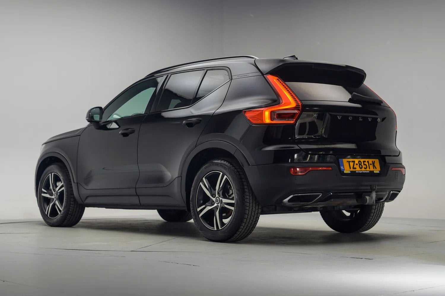 Volvo XC40 2.0 T4 190pk R-Design Aut. [ Panorama Trekhaak Le, Automaat, 15 km/l, 1969 cc, Zwart