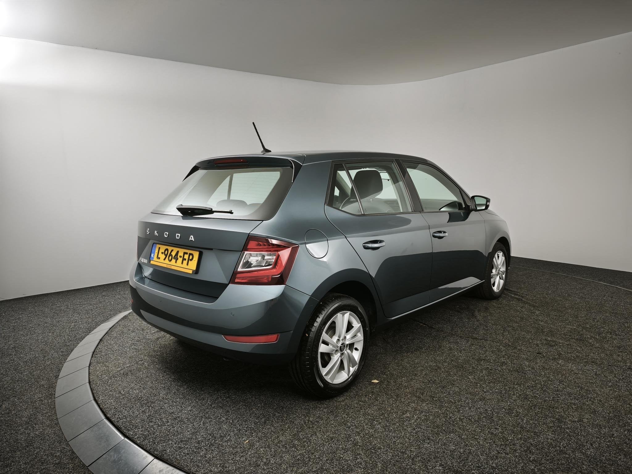 Skoda Fabia 1.0 TSI Ambition | Navigatie | Parkeersensoren |, Auto's, Voorwielaandrijving, Stof, Gebruikt, 95 pk
