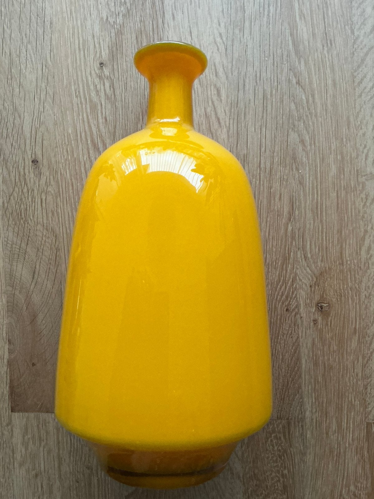 Mondgeblazen okergele vaas met oranje binnenzijde., Ophalen of Verzenden