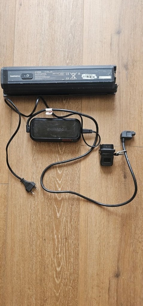 Shimano BT-E8035 accu 504Wh + lader en adapter, Gebruikt