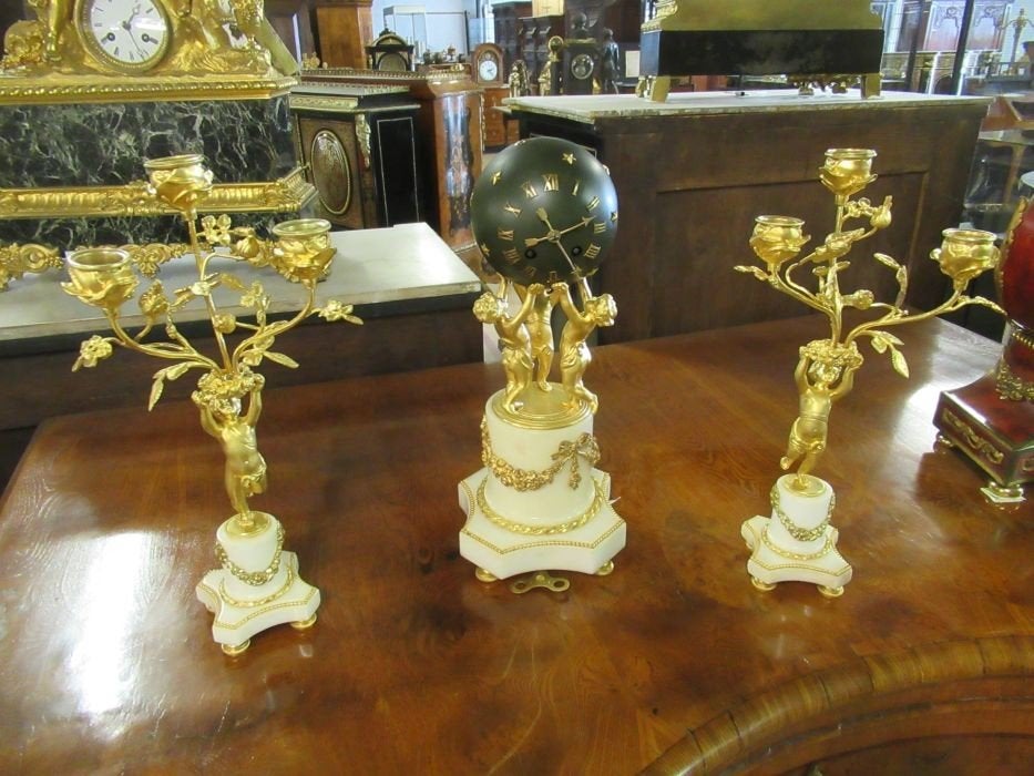 Oer 10543 ANTIEKE set pendule "wereldbol" en 2 kandelaren , Ophalen