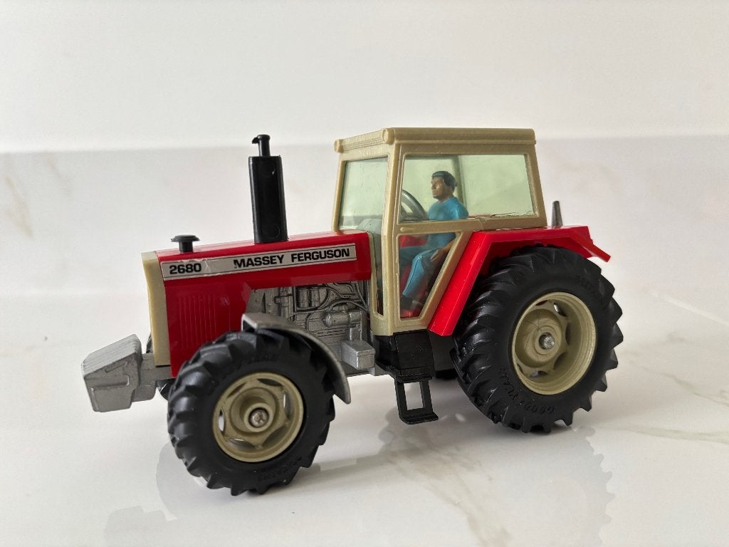 Britains 1:32 Massey Ferguson 2680 (1984) – compleet, Ophalen of Verzenden, Gebruikt, Tractor of Landbouw, Britains