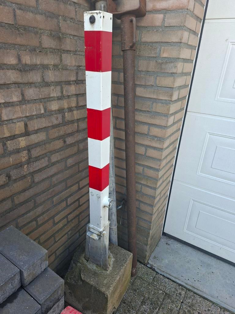 Poer met klap bare kleuren paal met drie hoek sleutel, Ophalen of Verzenden, Minder dan 180 cm, Palen