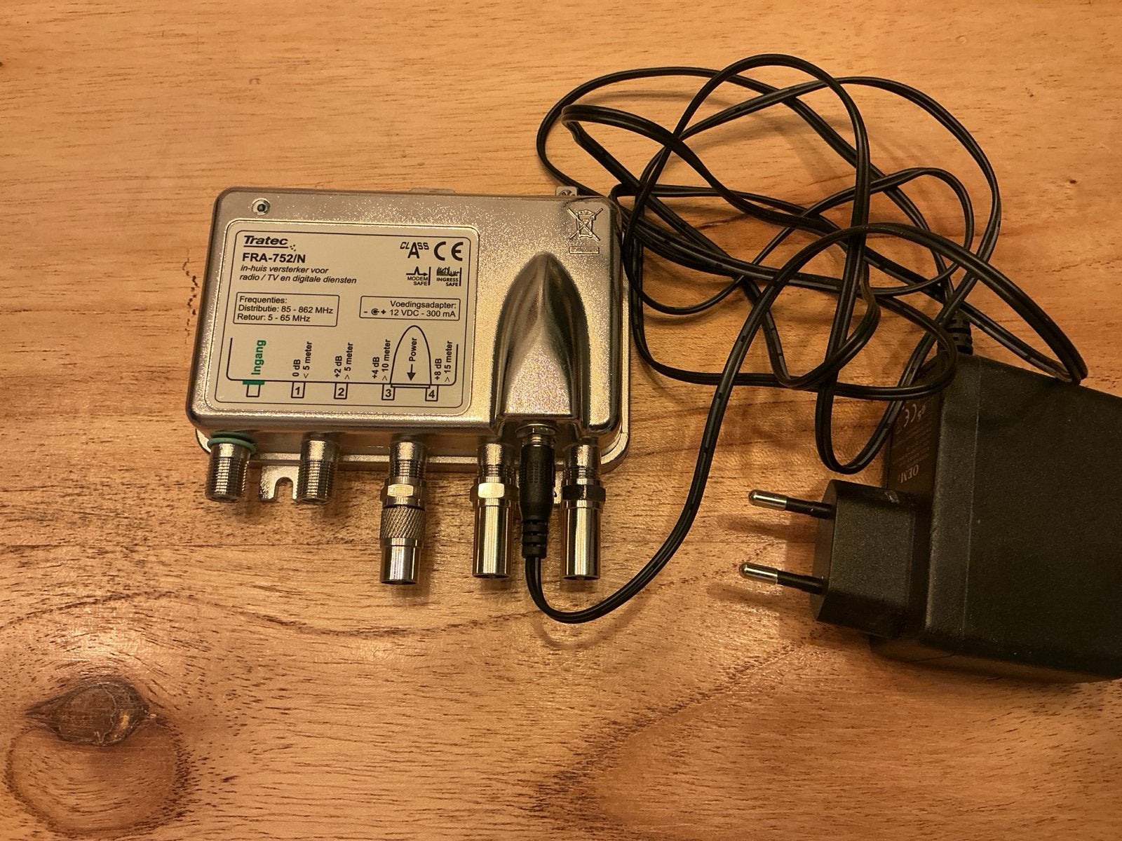 Tratec FRA-752/N,TV Versterker voor Coax kabel met Adapter, Ophalen of Verzenden, Zo goed als nieuw, Minder dan 2 meter, Overige kabels