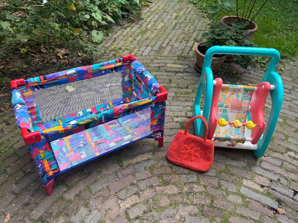Poppenbedje en -schommelstoel, Ophalen, Gebruikt, Jongen of Meisje