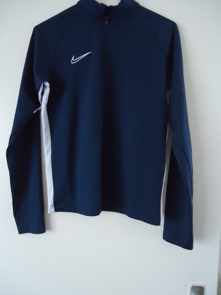 NIKE kinder sport shirt, Kinderen en Baby's, Jongen of Meisje, Sport- of Zwemkleding, Ophalen of Verzenden, Zo goed als nieuw