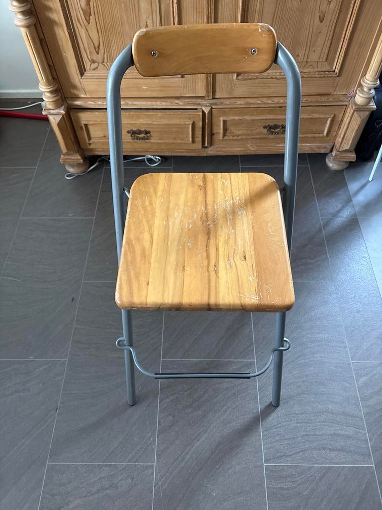 Vintage houten klapstoel met metalen frame, Huis en Inrichting, Ophalen, Gebruikt, Met voetsteun, 60 tot 90 cm