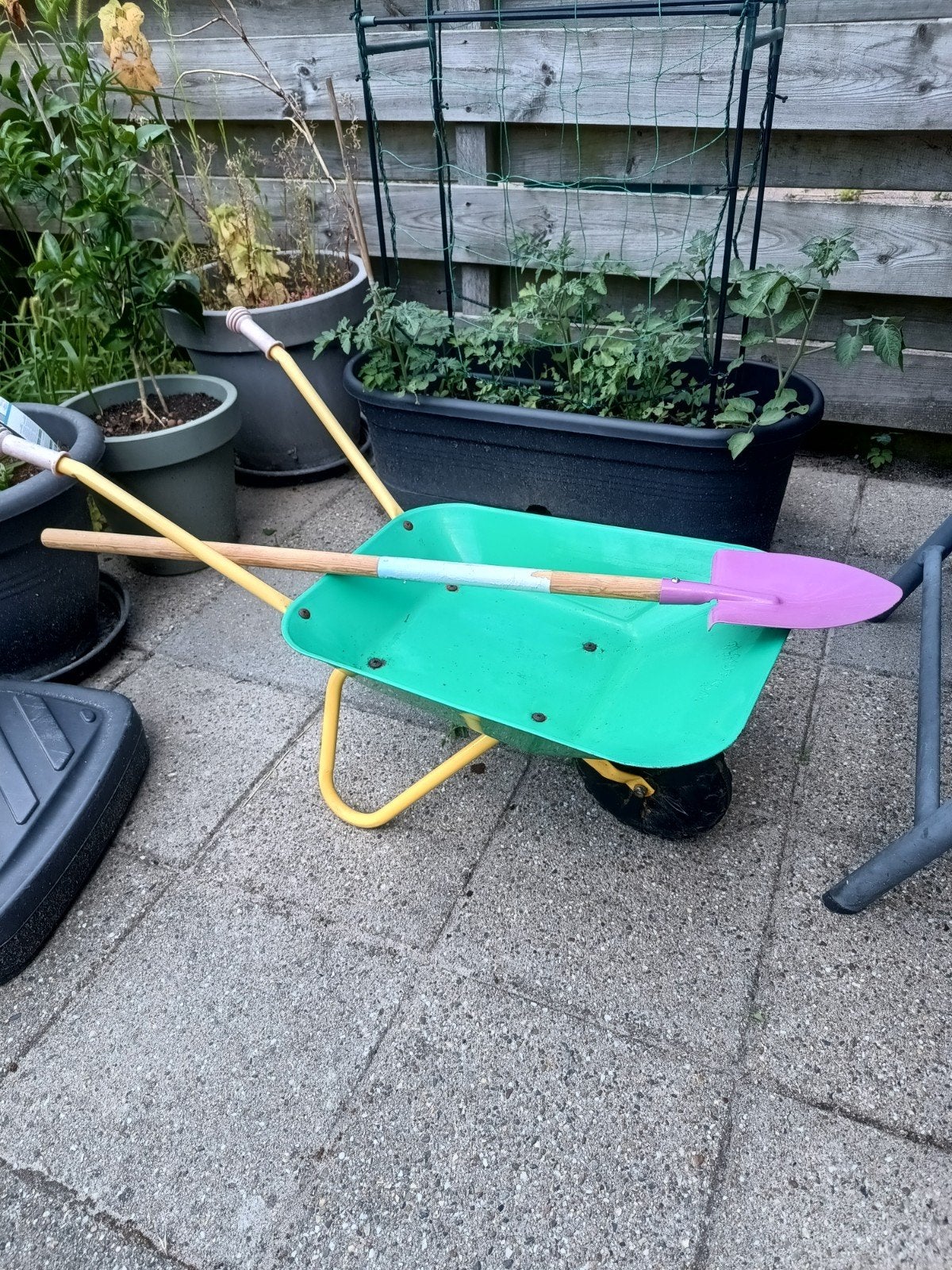 Groene kruiwagen met roze schep voor kinderen, Ophalen, Gebruikt