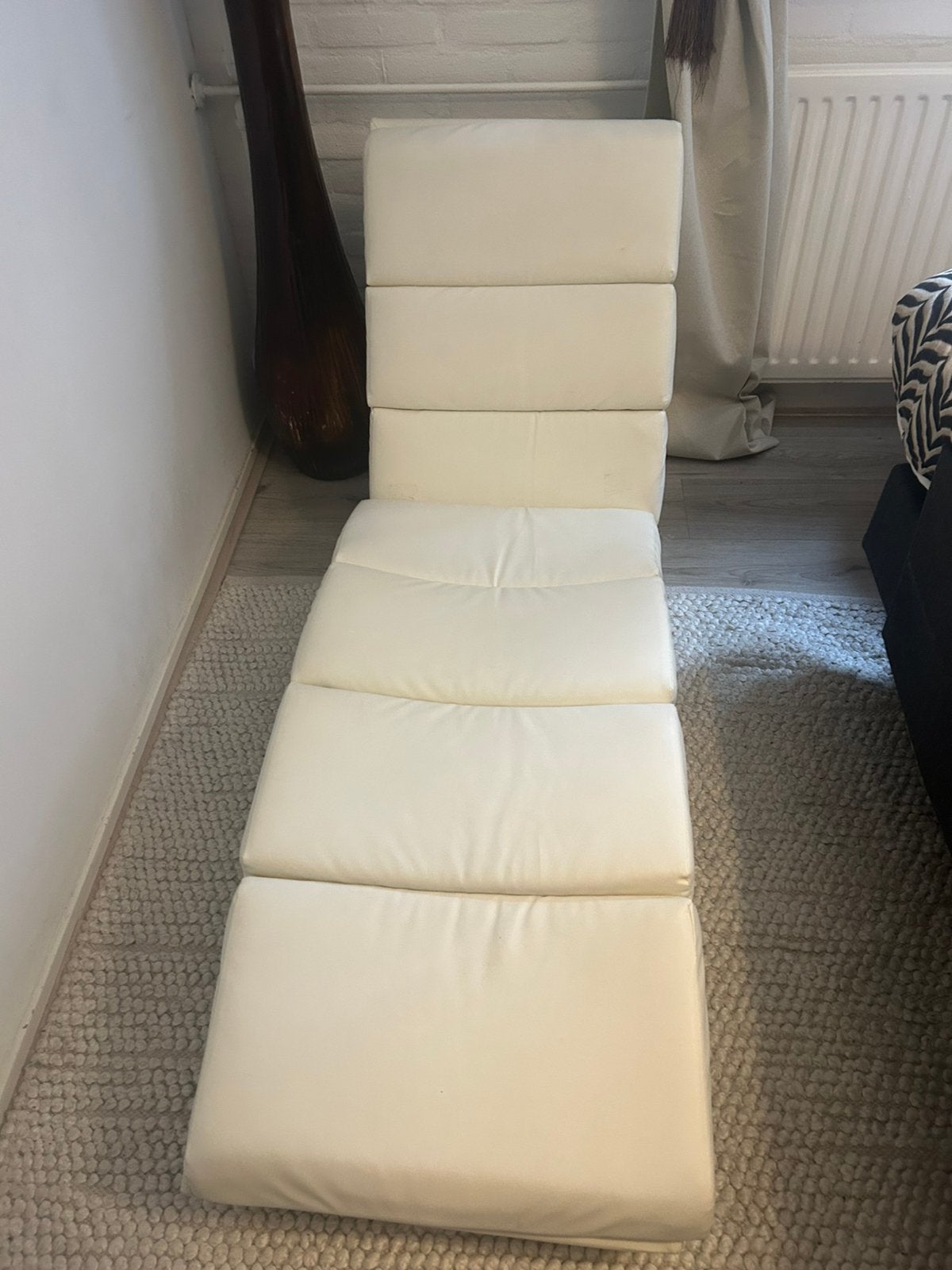 Moderne verstelbare loungestoel in wit kunstleer, Huis en Inrichting, Fauteuils, Ophalen, Gebruikt, Minder dan 75 cm, Leer