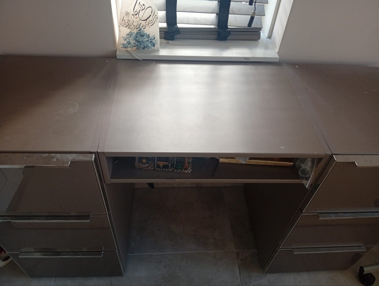 Crèmekleurig bureau met 6 lades - stevig materiaal, Huis en Inrichting, Ophalen