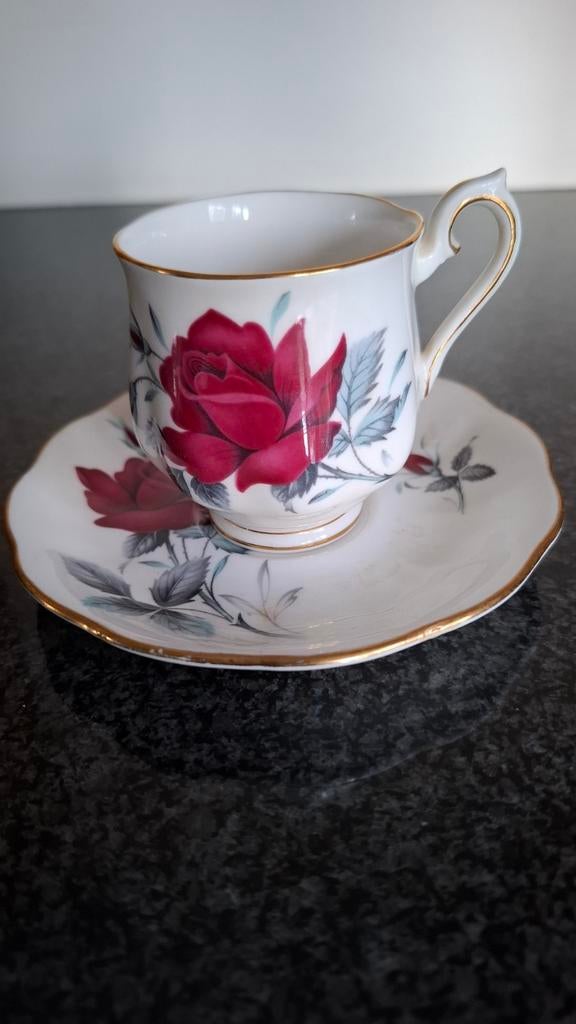 Royal Albert theekop en schotel met rode roos decoratie, Ophalen of Verzenden, Zo goed als nieuw, Overige stijlen, Kop(pen) en/of Schotel(s)