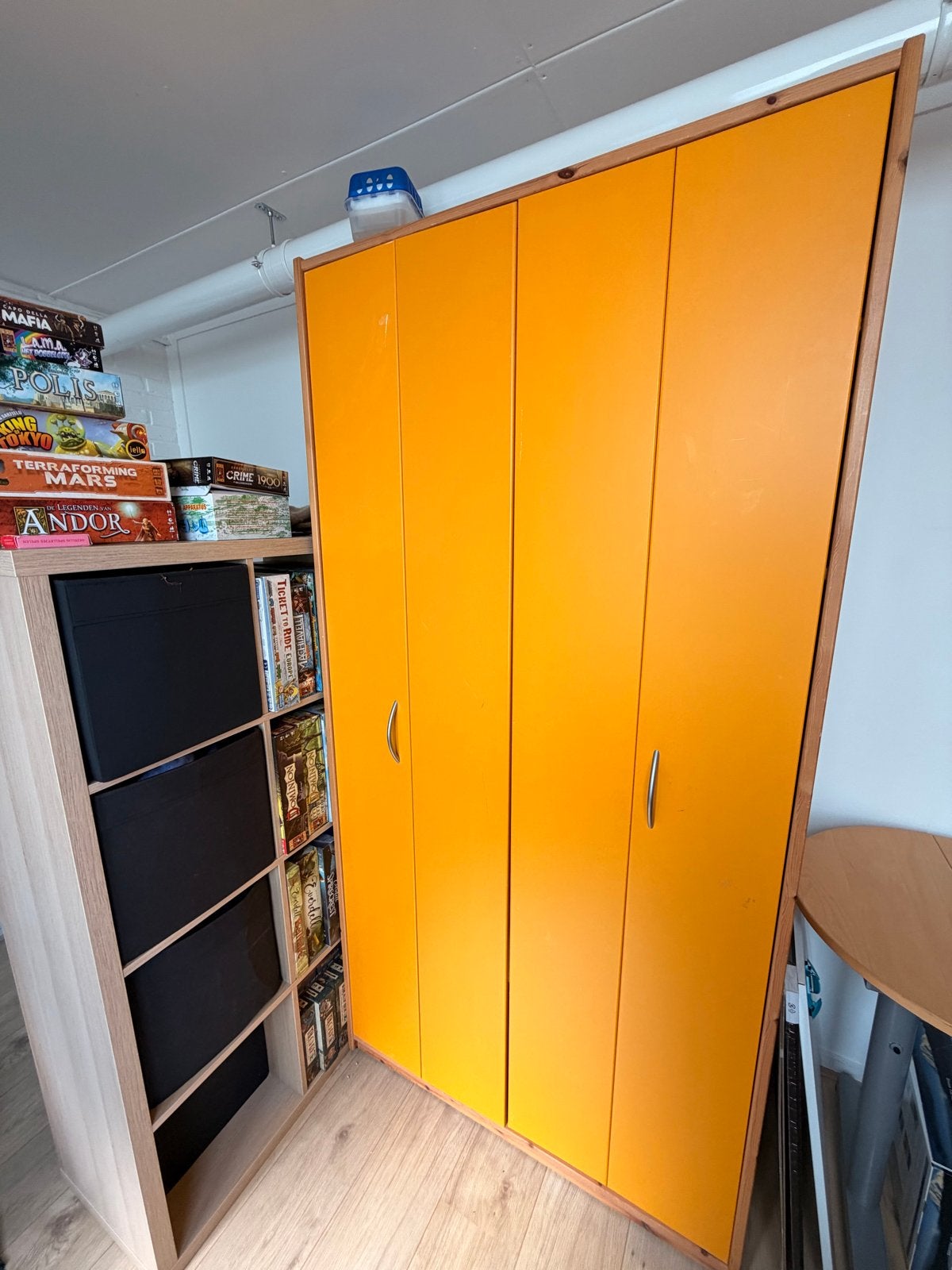 Gratis af te halen: Ruime gele kast met veel opbergruimte, Huis en Inrichting, Kasten | Kledingkasten, Gebruikt, 200 cm of meer