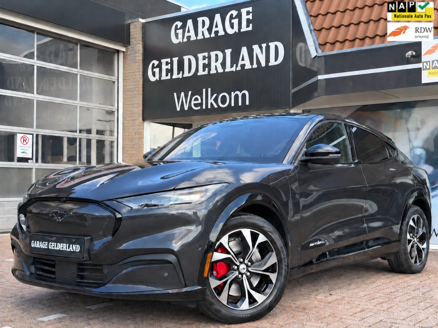 Ford Mustang Mach-E E4X AWD 98 kWh | PANO | FULL-LED | ACC |, Auto's, Automaat, Dealer onderhouden, Gebruikt, Zwart