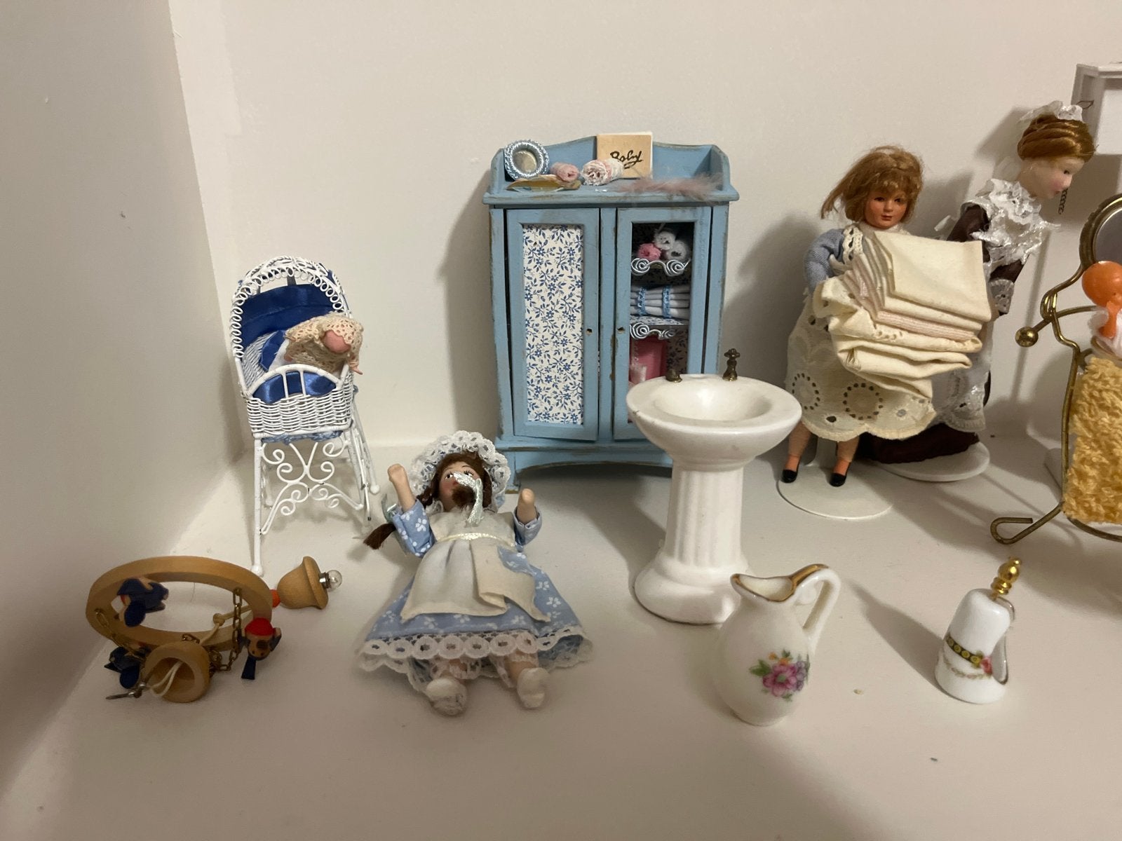 Miniatuur poppenhuis meubels en poppen set, Ophalen of Verzenden, Gebruikt, Poppenhuis