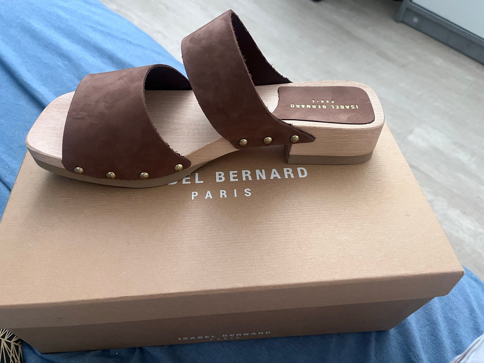 Isabel Bernard bruine houten sandalen maat 38, Ophalen of Verzenden, Nieuw, Bruin, Sandalen of Muiltjes