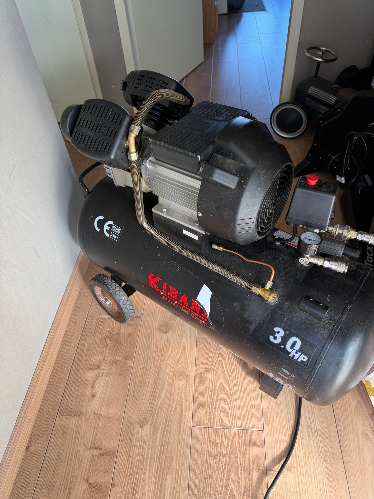 Kibani 50 liter 2-cilinder 220.V compressor 3.0HP, Doe-het-zelf en Verbouw, Gebruikt, Ophalen of Verzenden, 25 tot 100 liter, 200 tot 400 liter/min