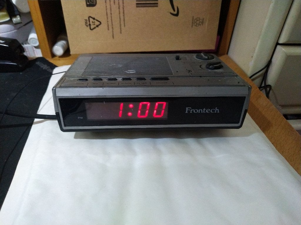 LED CLOCK RADIO, Ophalen of Verzenden, Gebruikt, Radio