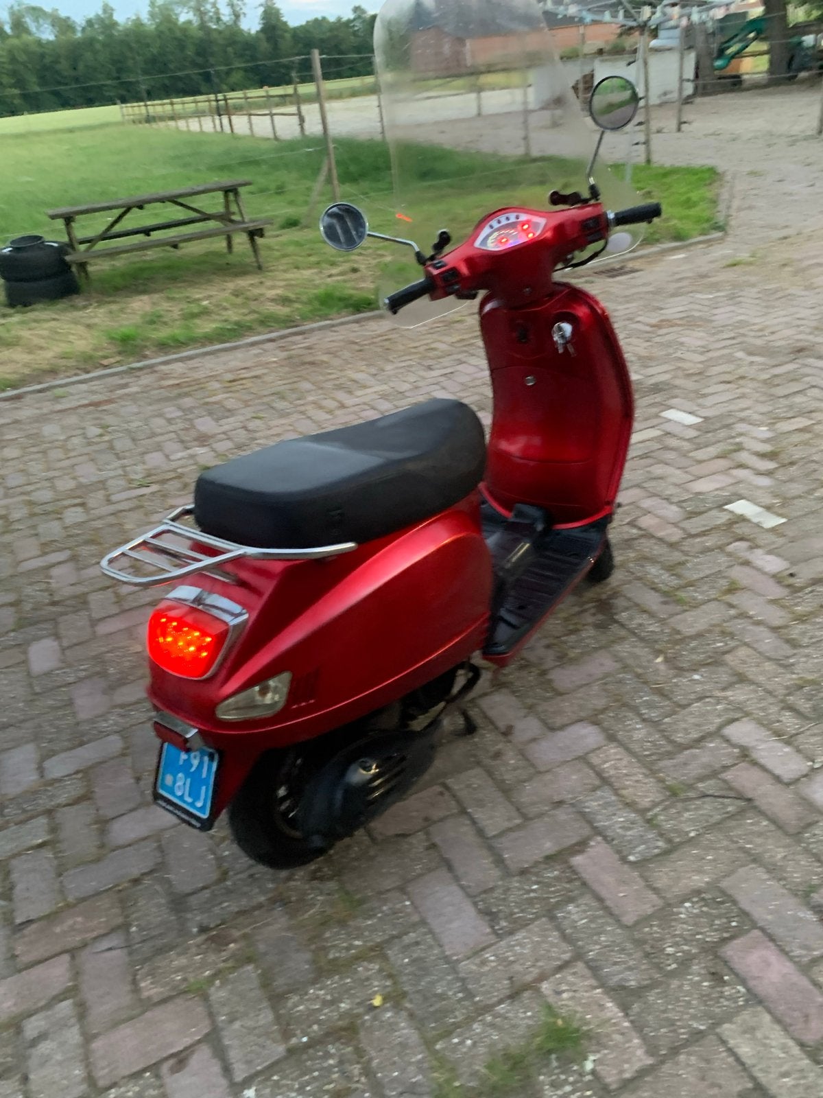Rode scooter met windscherm, Ophalen, Gebruikt, Maximaal 25 km/u, Benzine