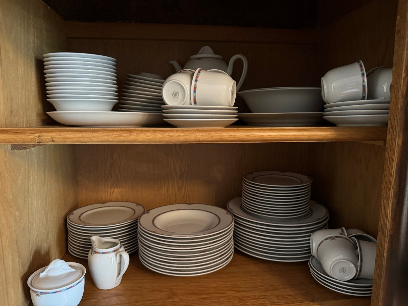 Uitgebreid 12-persoons servies met theepot en serveerschalen, Huis en Inrichting, Ophalen, Gebruikt, Overige stijlen, Porselein