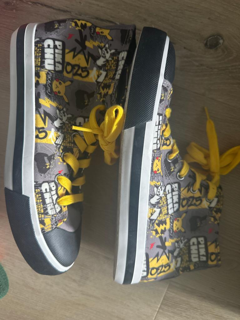 Pikachu sneakers maat 40 - Weinig gedragen, Overige kleuren, Ophalen of Verzenden, Sneakers of Gympen, Gedragen