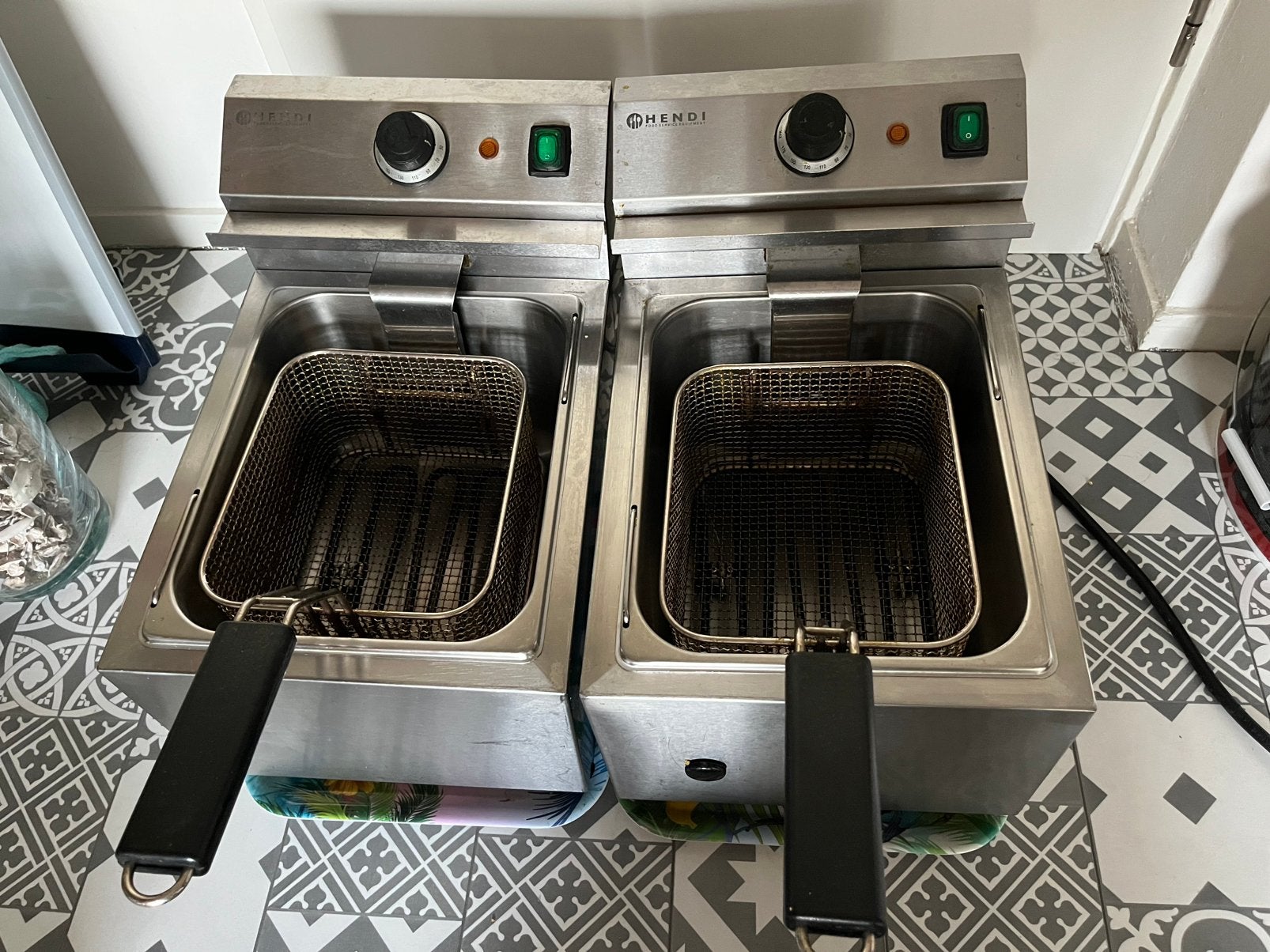 2 frituurpanen 8 L 230v, 4 liter of meer, Ophalen of Verzenden, Gebruikt