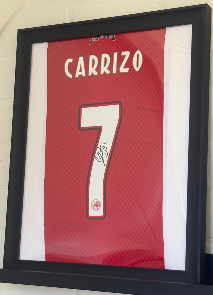 Ingelijst gesigneerd voetbalshirt Carrizo + videobewijs, Verzamelen, Sportartikelen en Voetbal, Ophalen of Verzenden, Zo goed als nieuw