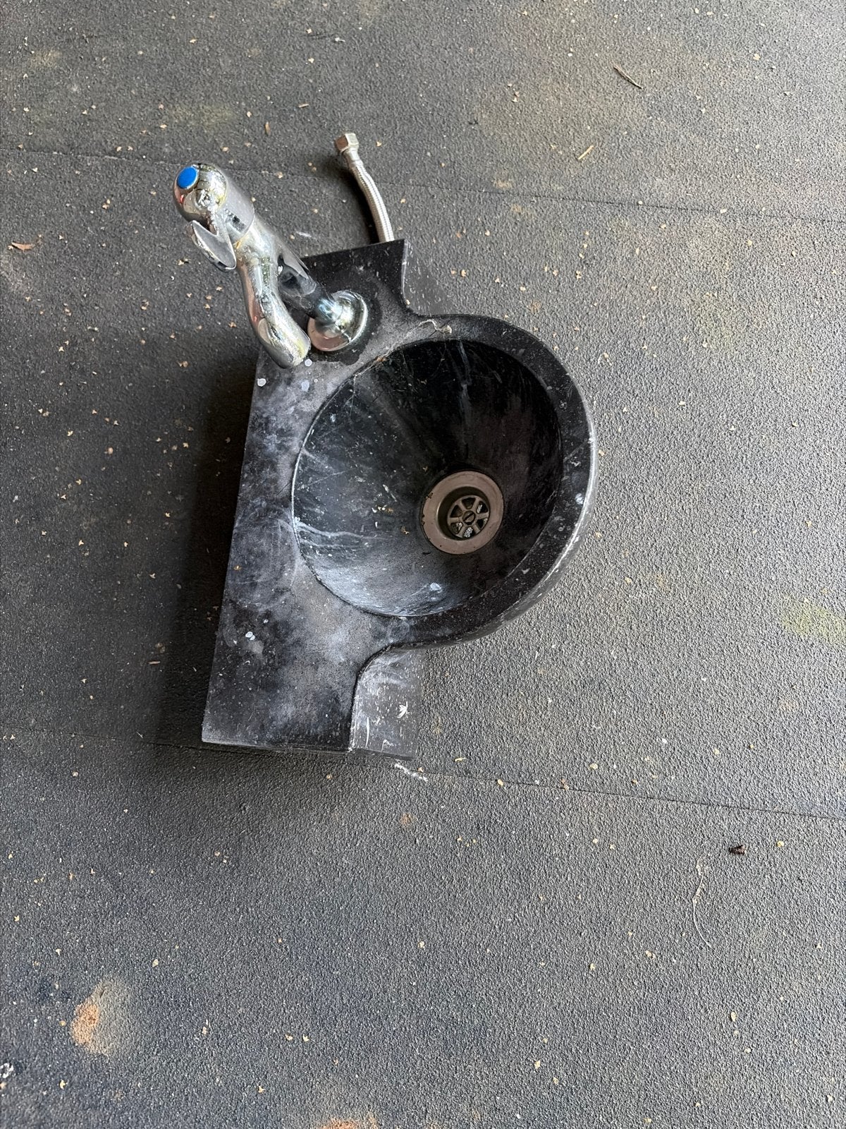 Wastafel van Belgisch blauw hardsteen (petit granite), Ophalen, Gebruikt, Steen, Wastafel