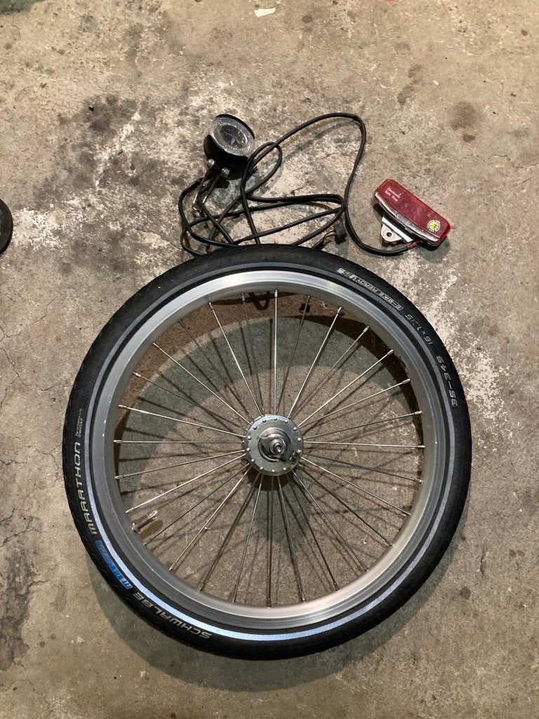 Brompton voorwiel met SP naafdynamo + verlichting + band, Ophalen of Verzenden, Zo goed als nieuw, Band