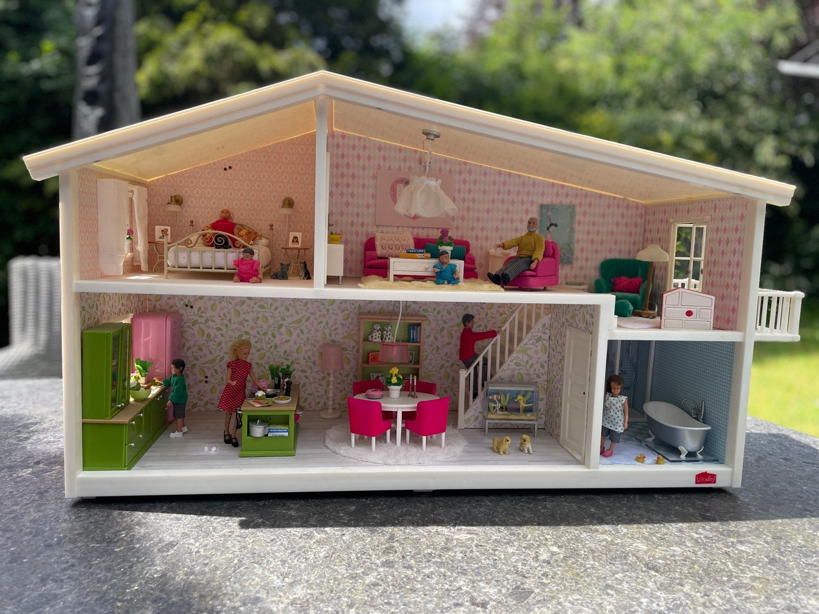 Lundby Poppenhuis met Meubelen en Poppen en Verlichting, Verzamelen, Poppenhuizen en Toebehoren, Ophalen of Verzenden, Gebruikt