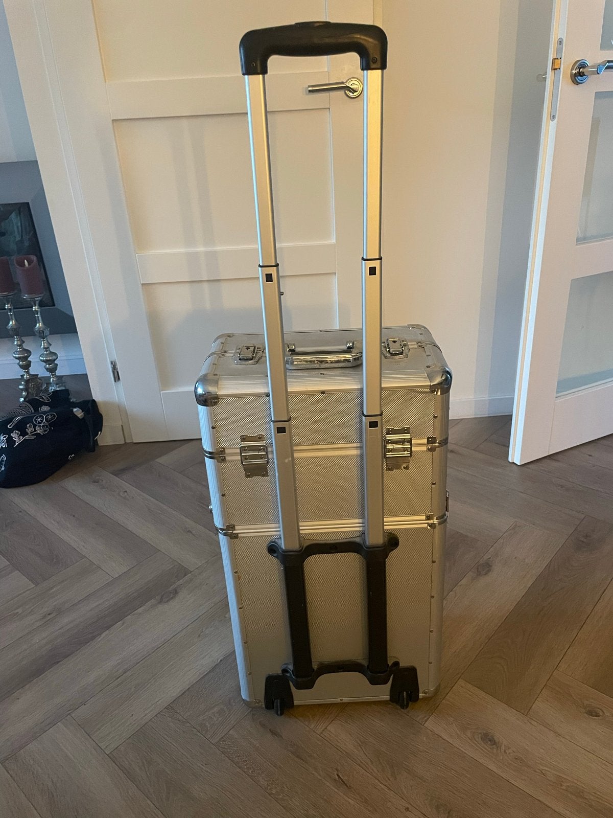 Make-up koffer op wielen - Zilveren Hardcase, Sieraden, Tassen en Uiterlijk, Beautycases, Ophalen, Gebruikt, Grijs, Met slot