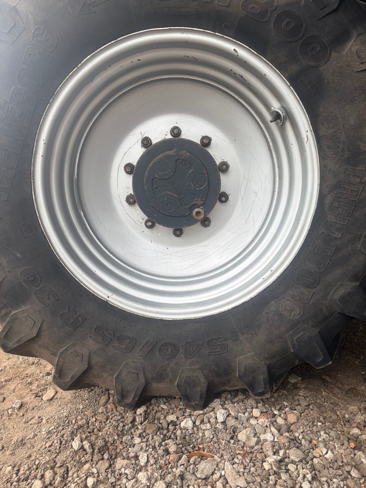 Gezocht set 600/65r28 met 10 gaats velg, Ophalen