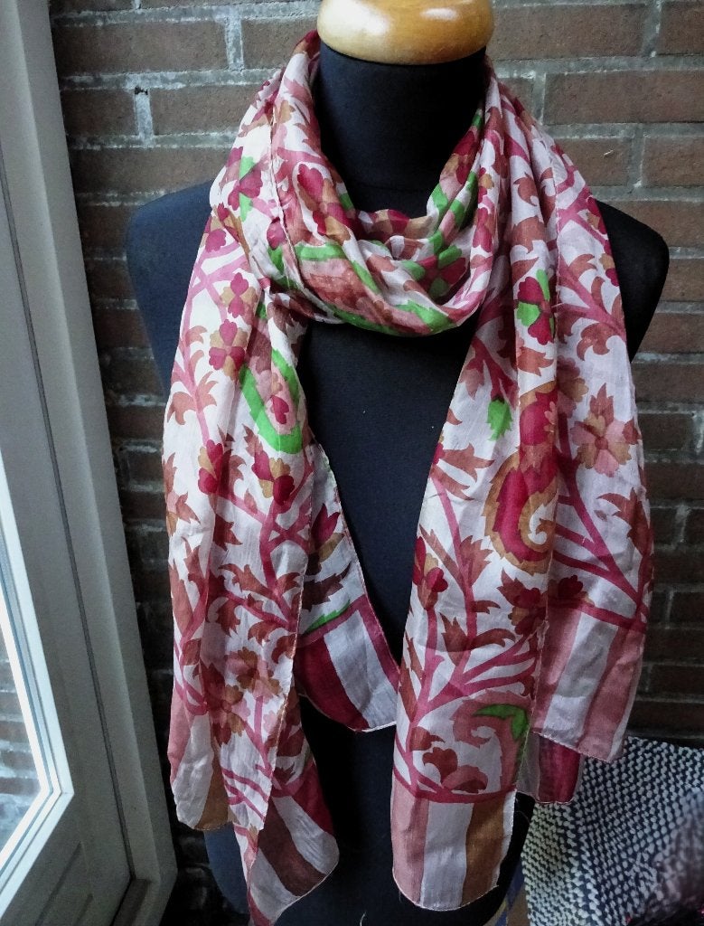 100% Zijden sjaal met paisley & bloem motieven +/- 48 x 170, Verzenden, Zo goed als nieuw, Maat 38/40 (M), Sjaal