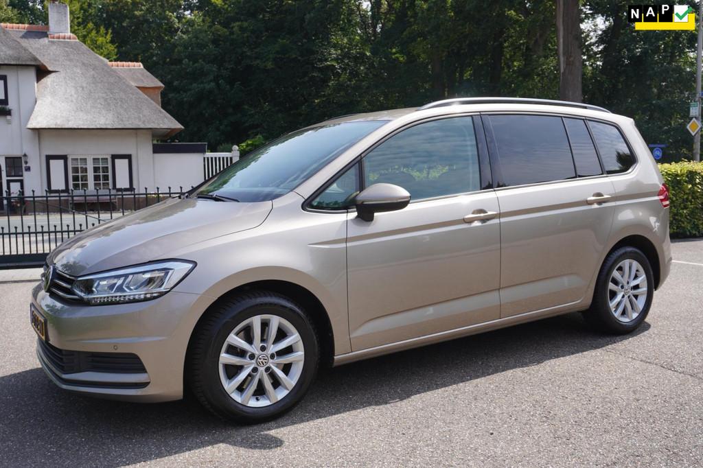Volkswagen Touran 1.0 TSI Highline Business R 7pers Navi Pdc, Voorwielaandrijving, Gebruikt, Euro 6, Geel