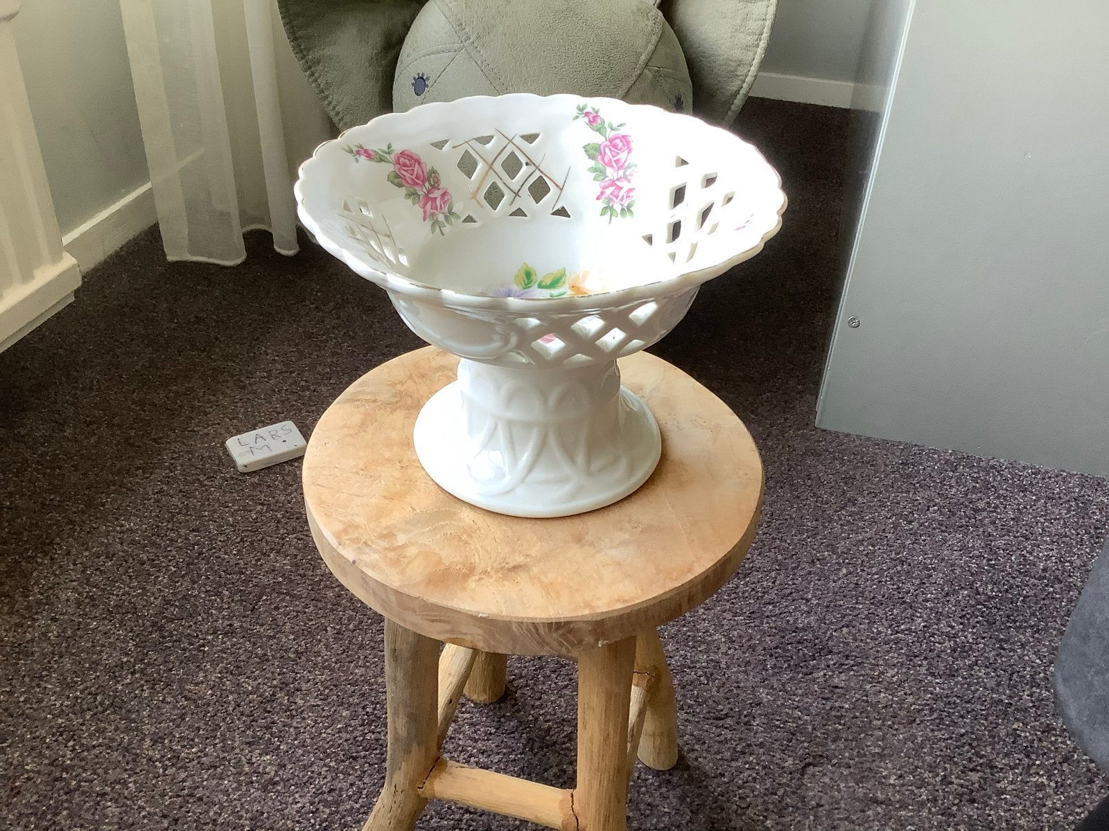 Decoratieve porseleinen schaal met bloemmotief, Antiek en Kunst, Ophalen of Verzenden