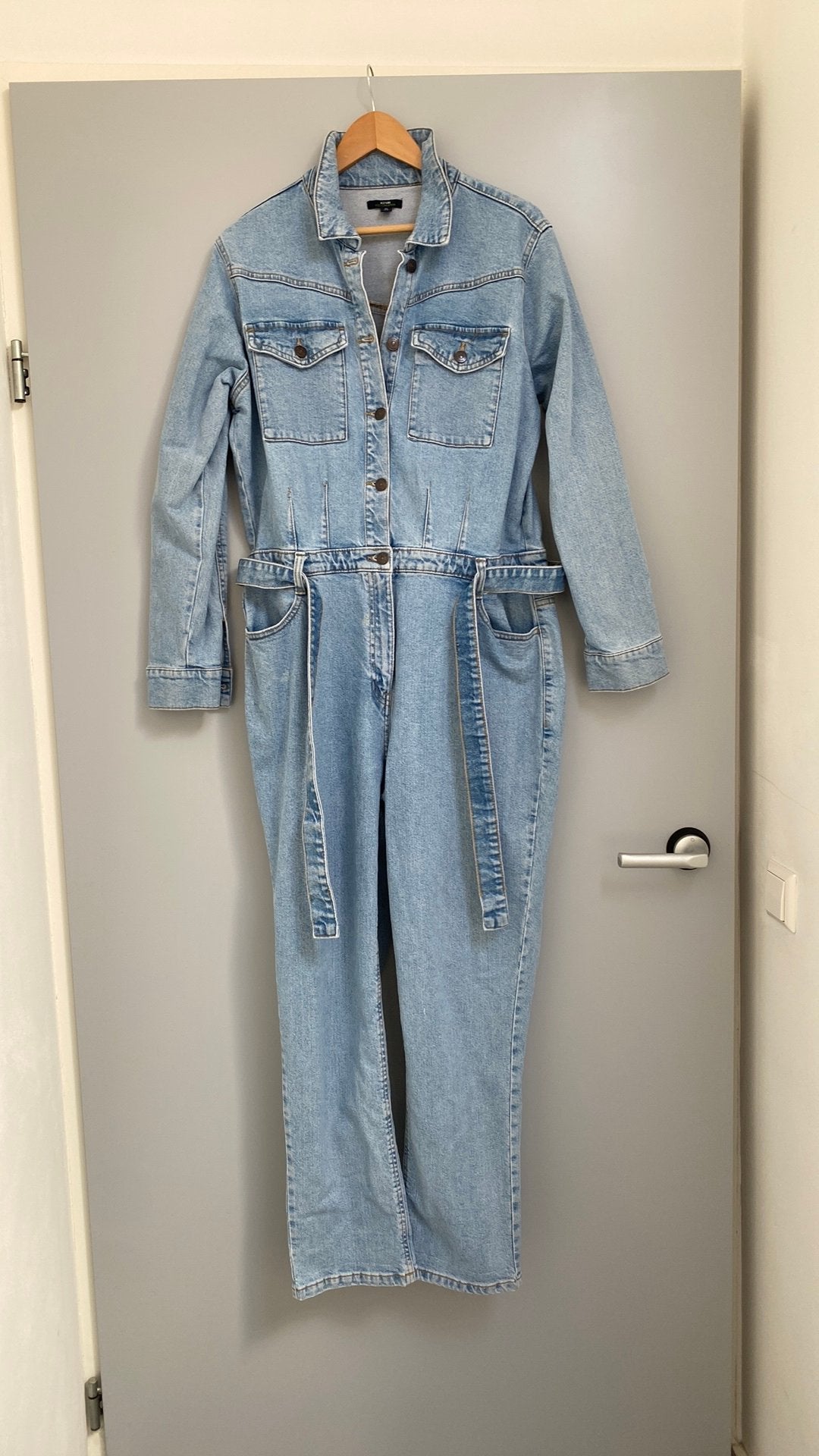 Lichtkleurige spijkerjumpsuite van Kiabi., Kleding | Dames, Jumpsuits, Ophalen of Verzenden, Zo goed als nieuw, Maat 42/44 (L)