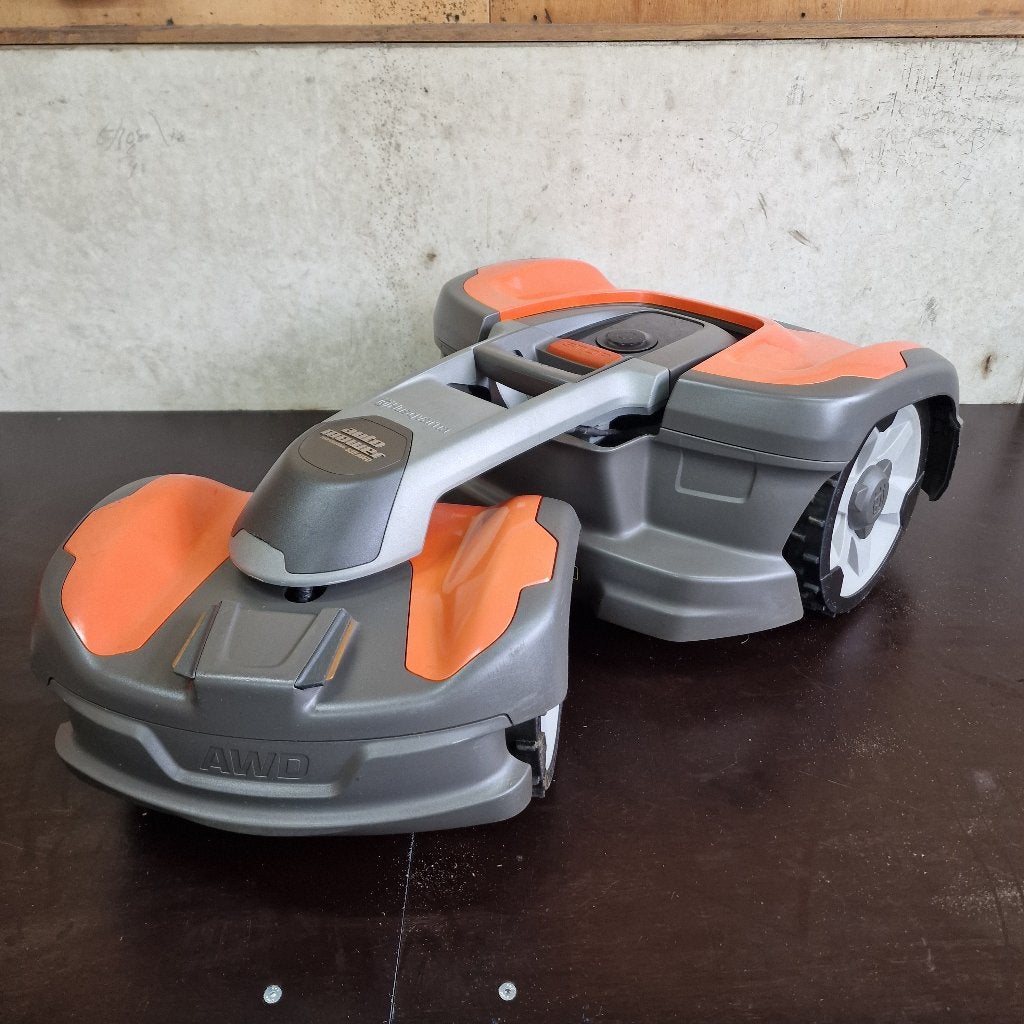 Professionele Husqvarna 535 AWD Robotmaaier - gebruikt, Tuin en Terras, Robotmaaiers, Ophalen of Verzenden, Gebruikt, Minder dan 20 cm