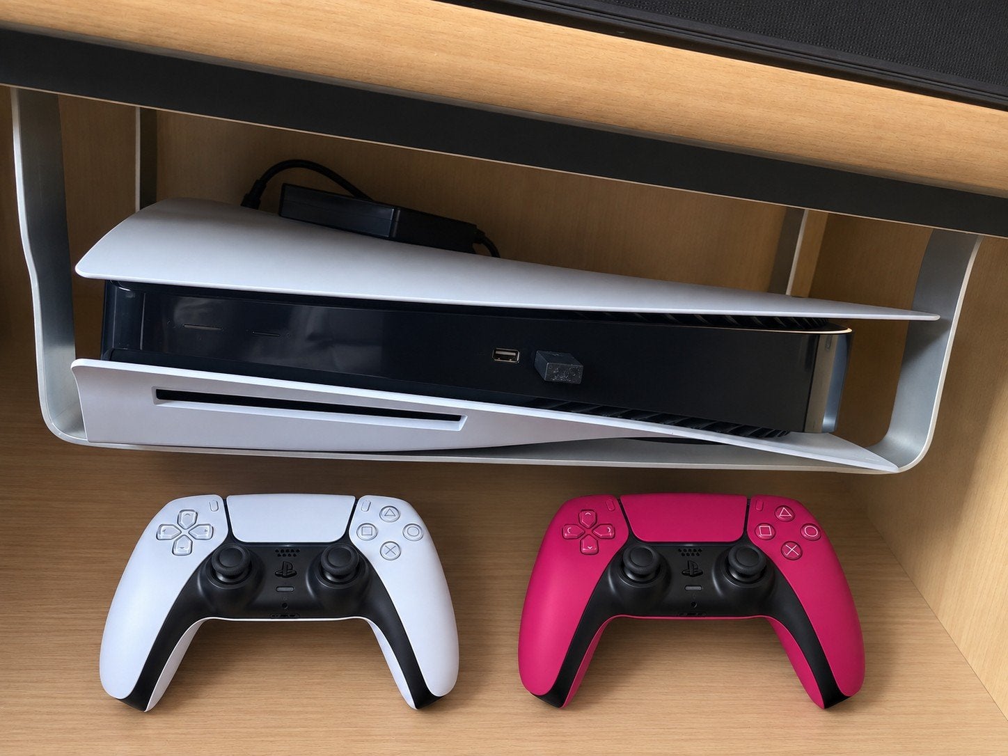 Foto 2 van PlayStation 5 met 2 controllers en PlayStation Portal