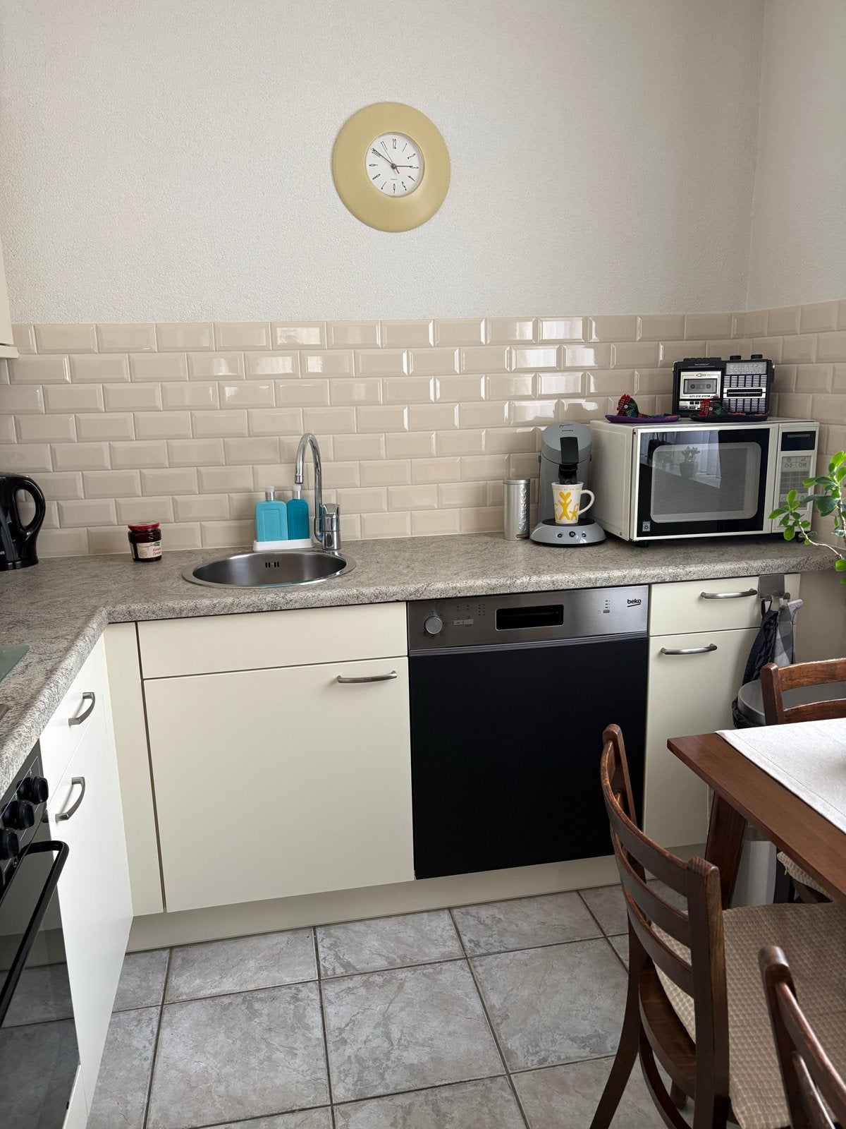 Inbouwkeuken met koelkast, vaatwasser en gasfornuis, Huis en Inrichting, Keuken | Complete keukens, Ophalen, Gebruikt, Crème, Hoekkeuken