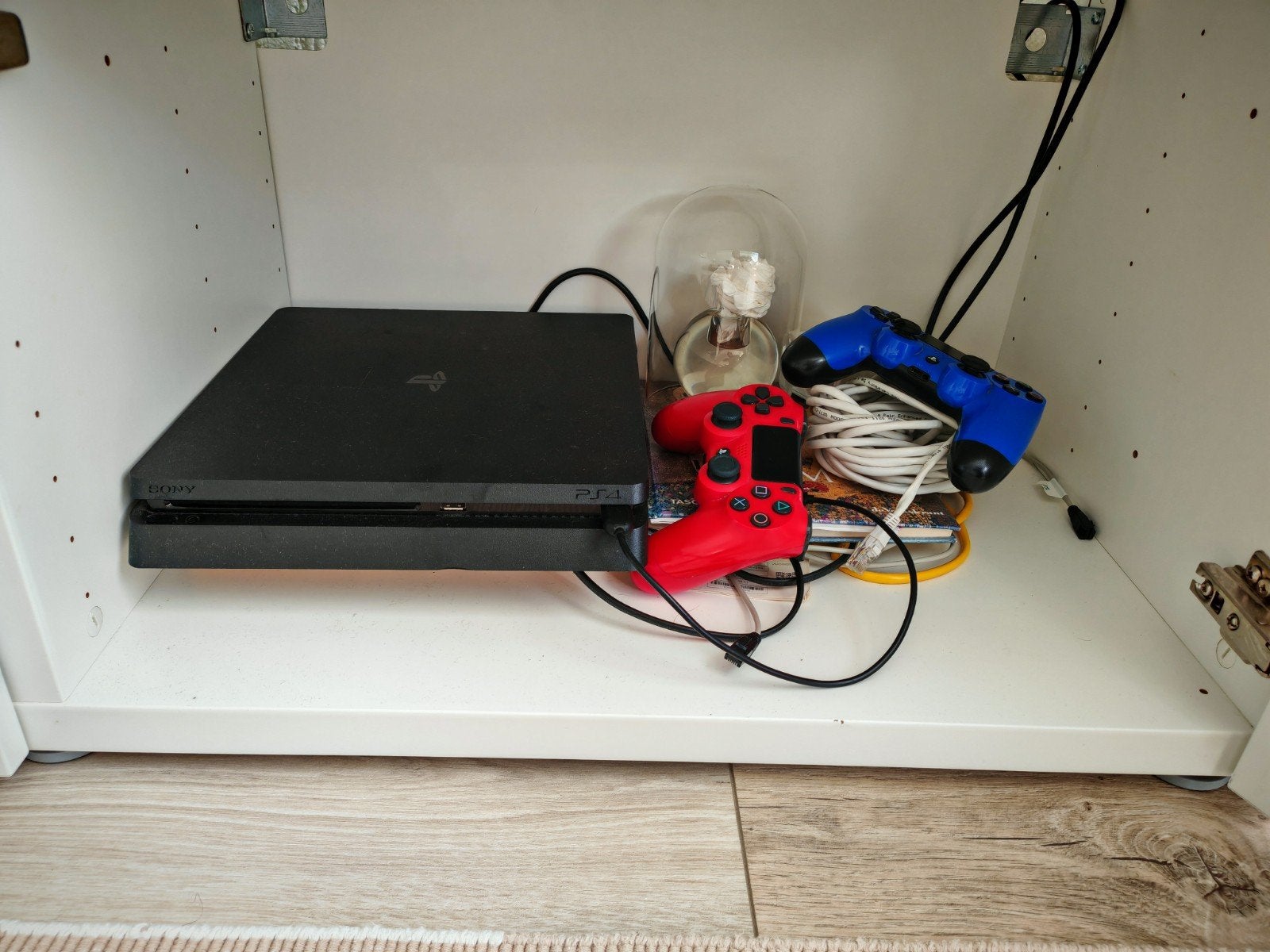 Foto 3 van PlayStation 4 Slim met 2 controllers en 16 spellen